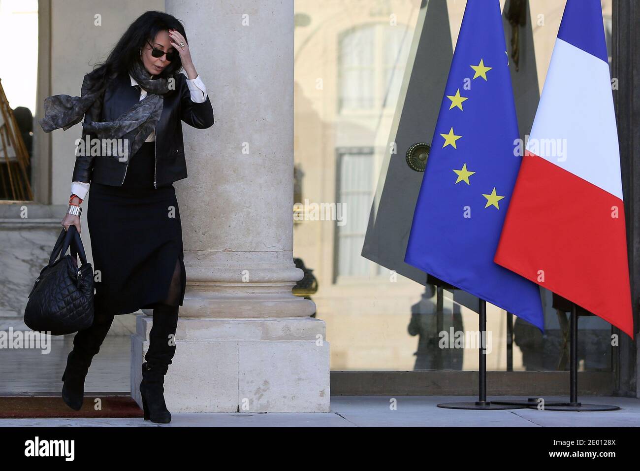 Il Ministro francese per vivere all'estero e la Francofonia Yamina Benguigui lascia il Palazzo presidenziale Elysee dopo la riunione settimanale del gabinetto, a Parigi, in Francia, il 13 novembre 2013. Foto di Stephane Lemouton/ABACAPRESS.COM Foto Stock
