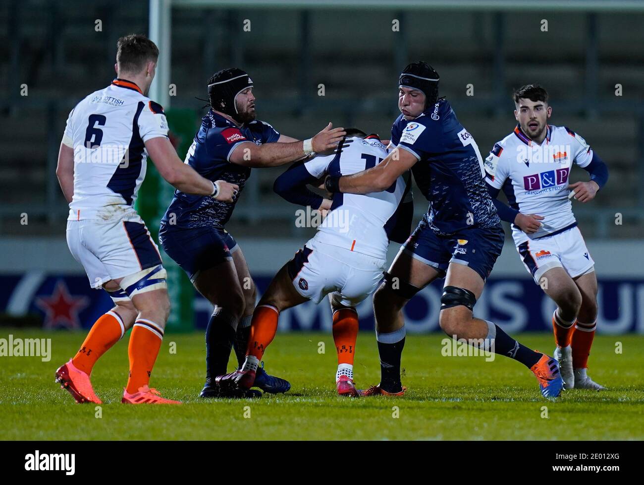 Vendita Sharks prop Bevan Rodd e vendita Sharks lock JP Du Preez Tackle Edinburgh Rugby Full-back Blair Kinghorn durante il Partita della European Champions Cup S Foto Stock