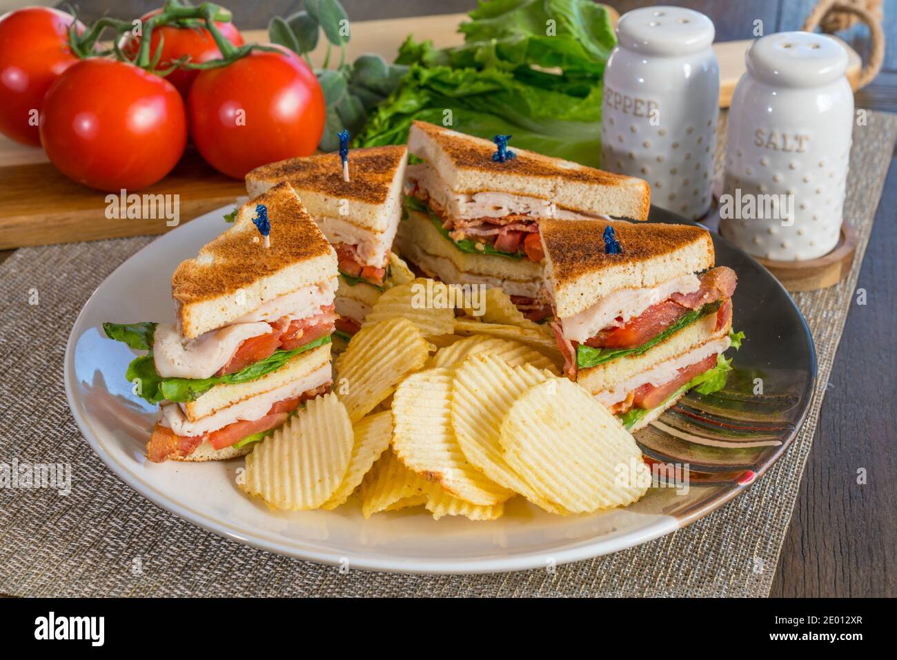 Sandwich tacchino fresco su toast bianco con patatine su una piastra Foto Stock