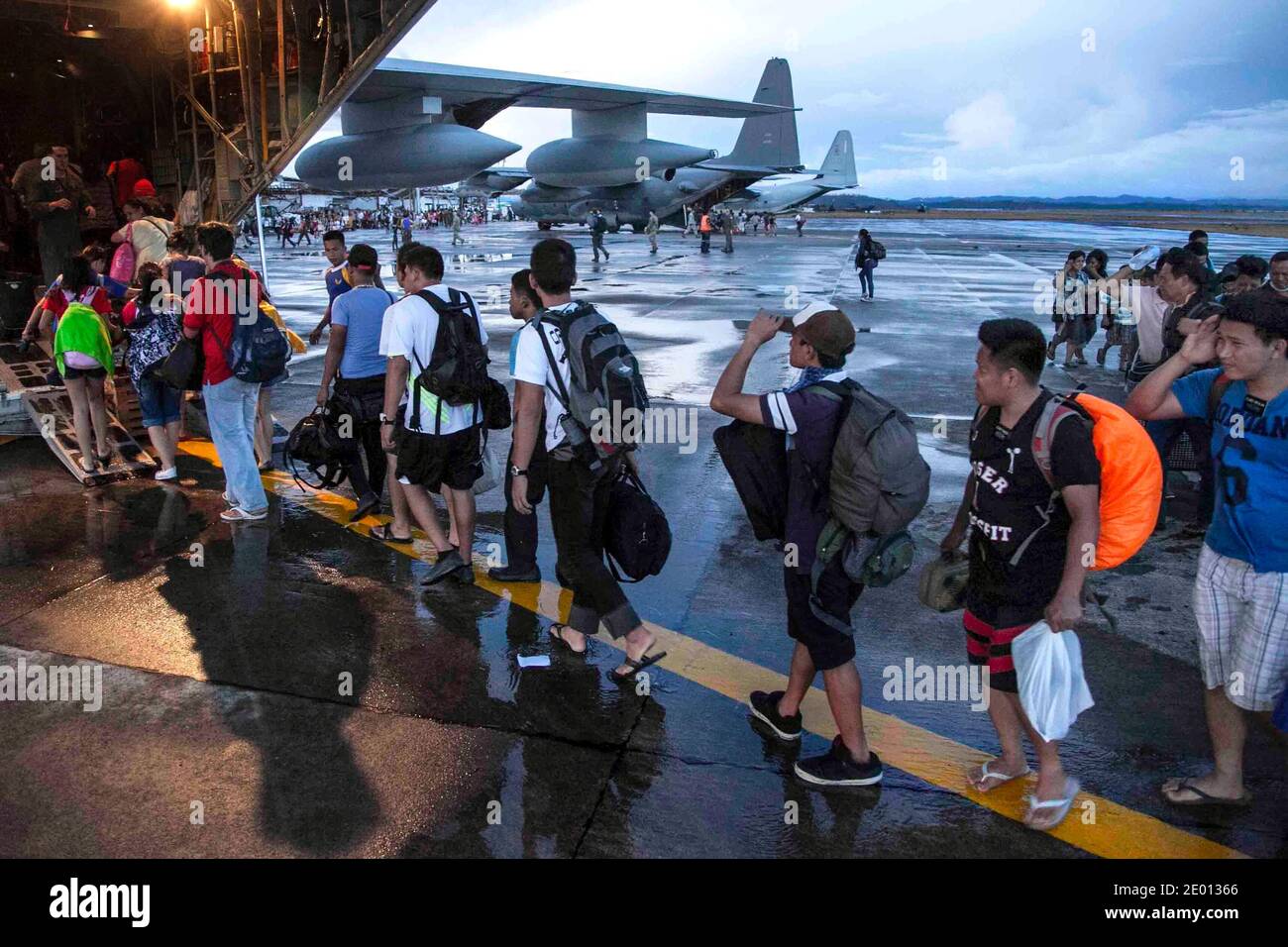 I civili sfollati dal tifone Haiyan salgono a bordo di un USMC KC-130J Super Hercules alla base aerea di Tactoban, novembre 13, prima di essere trasportati a Manila. I membri del servizio degli Stati Uniti stanno assistendo le forze armate delle Filippine mentre preparano gli sforzi di recupero per le persone colpite nel periodo successivo al tifone Haiyan. Il ruolo delle forze militari statunitensi durante qualsiasi evento di assistenza umanitaria straniera è quello di rispondere rapidamente con il sostegno per aiutare a mitigare la sofferenza umana e prevenire ulteriori perdite di vita. Il velivolo è di Marine Aerial Refuler Transport Squadron 152, Marine Aircraft Group 36, 1st Marine Aircraft Foto Stock
