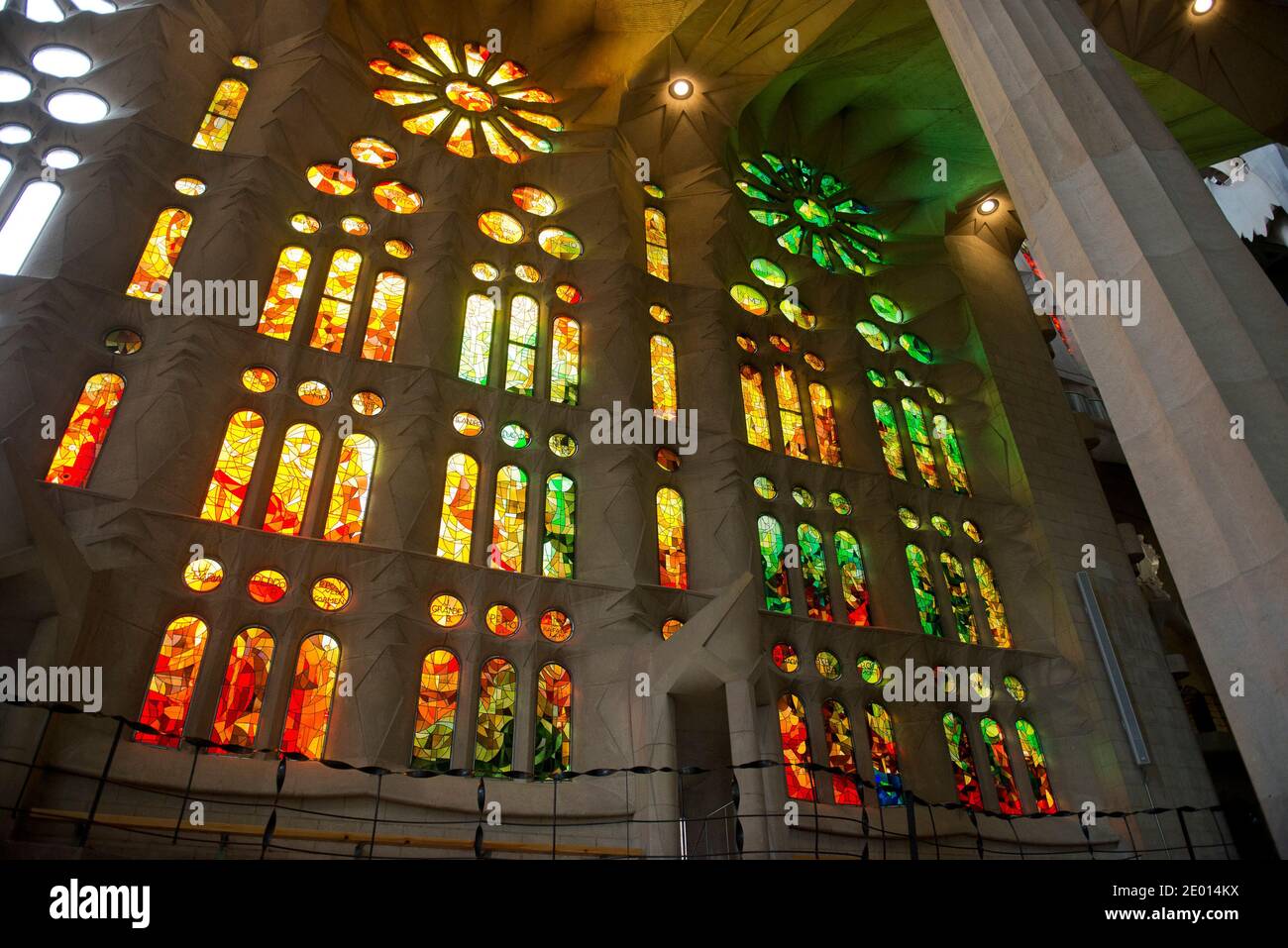 Una delle tante vetrate all'interno della Basilica de la Sagrada Fami­lia (Basilica e Chiesa Espiatoria della Sacra Famiglia) che sono usate per inondare di luce la basilica, a Barcellona, in Spagna, il 19 ottobre 2013. Foto di Ron Sachs/CNP/ABACAPRESS.COM Foto Stock