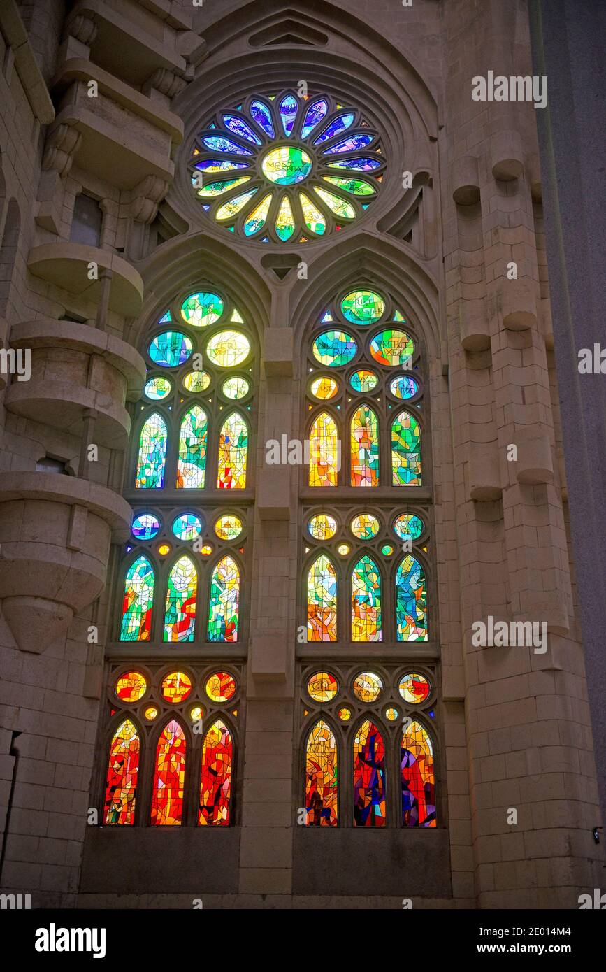 Una delle tante vetrate all'interno della Basilica de la Sagrada Fami­lia (Basilica e Chiesa Espiatoria della Sacra Famiglia) che sono usate per inondare di luce la basilica, a Barcellona, in Spagna, il 19 ottobre 2013. Foto di Ron Sachs/CNP/ABACAPRESS.COM Foto Stock