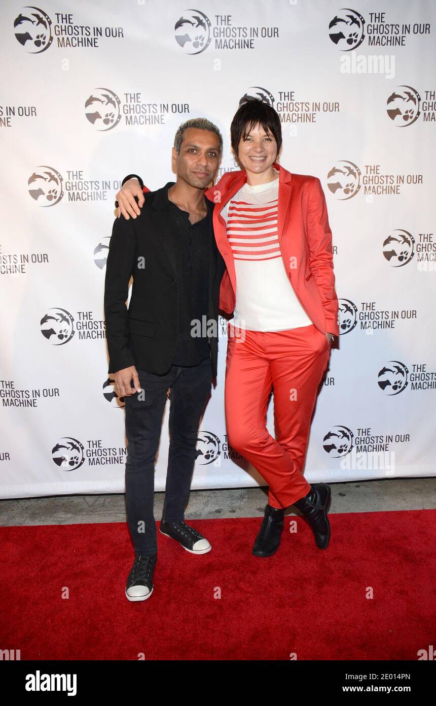 Tony Kanal e Liz Marshall arrivano per la prima "The Ghosts in Our Machine" che si è tenuta presso la Laemmle's Music Hall di Beverly Hills, Los Angeles, CA, USA il 15 novembre 2013. Foto di Tonya Wise/ABACAPRESS.COM Foto Stock