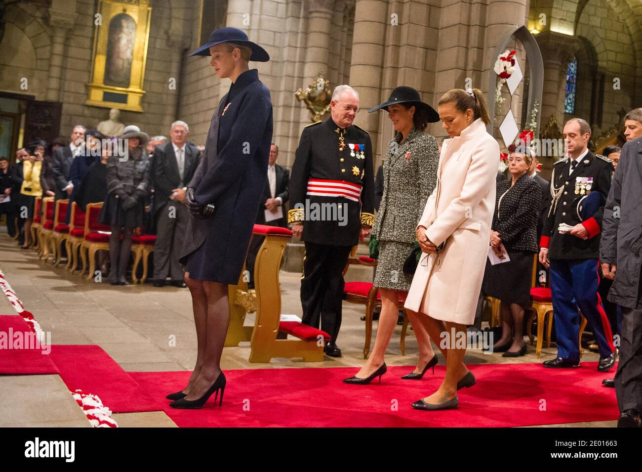 La Principessa Charlene di Monaco, la Principessa Carolina di Hannover e la Principessa Stephanie di Monaco partecipano a una messa nella Cattedrale di Monaco, come parte delle cerimonie ufficiali per la Giornata Nazionale di Monaco, nella Cattedrale di Notre-Dame-Immaculee de Monaco, il 19 novembre 2013 a Monte-Carlo, Monaco. Foto di Christophe Guibbaud/ABACAPRESS.COM Foto Stock