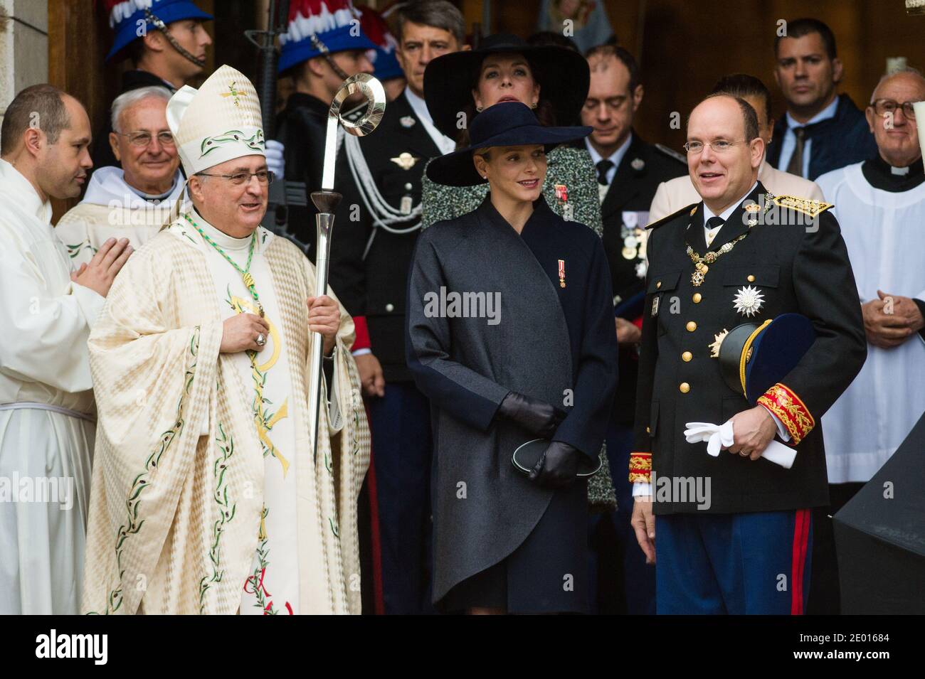 Il Principe Alberto II di Monaco, la Principessa Charlene, la Principessa Carolina di Hannover lasciano la Cattedrale di Monaco dopo una messa durante le cerimonie ufficiali per la Giornata Nazionale di Monaco alla Cattedrale di Notre-Dame-Immaculee de Monaco il 19 novembre 2013 a Monte-Carlo, Monaco. Foto di Christophe Guibbaud/ABACAPRESS.COM Foto Stock