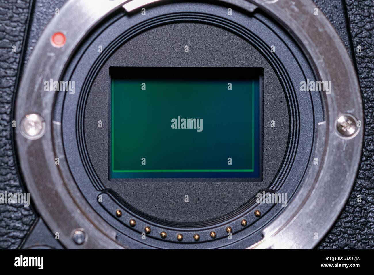 Vista ravvicinata del sensore della fotocamera senza specchio, dispositivo fotografico hi-tech componenti Foto Stock