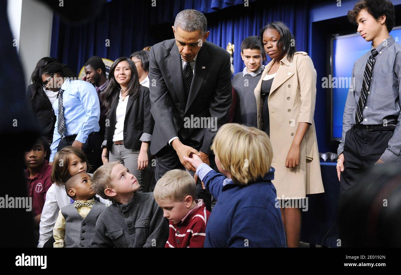 Il presidente Barack Obama controlla le mani con i bambini dopo aver parlato con un gruppo di educatori onorati come Connected Champions of Change per aver adottato approcci creativi nell'uso della tecnologia per migliorare l'apprendimento per gli studenti nelle comunità di tutto il paese nell'Auditorium South Court della Casa Bianca a Washington, DC, USA, 21 novembre 2013. Foto di Olivier Douliery/ABACAPRESS.COM Foto Stock