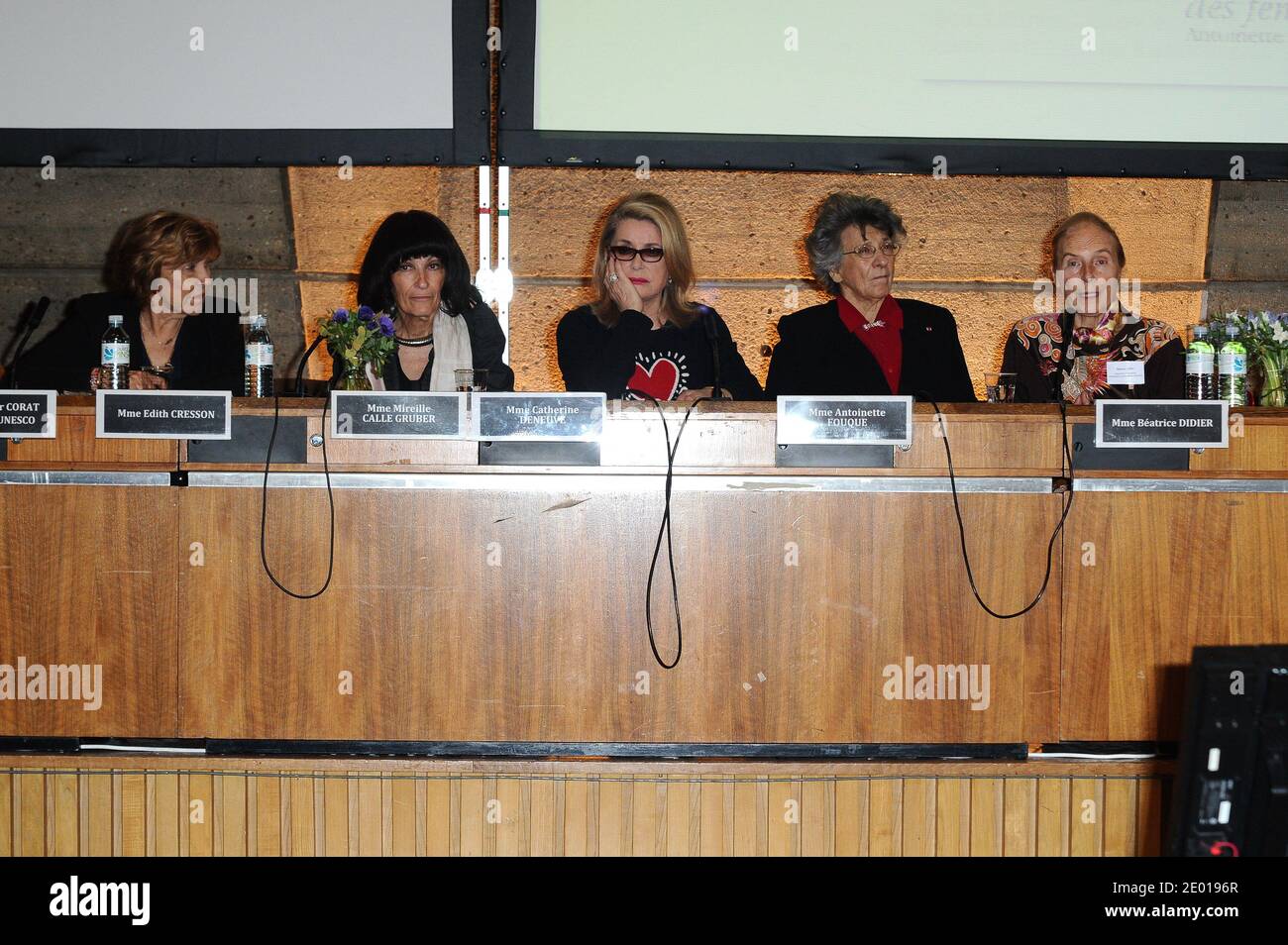 Edith Cresson, Mireille Calle Gruber, Catherine Deneuve, Antoinette Fouque e Beatrice Didier in occasione del lancio del libro le Dictionnaire Universel Des Creatreices tenutosi presso la sede dell'UNESCO, a Parigi, Francia, il 22 novembre 2013. Foto di Aurore Marechal/ABACAPRESS.COM Foto Stock