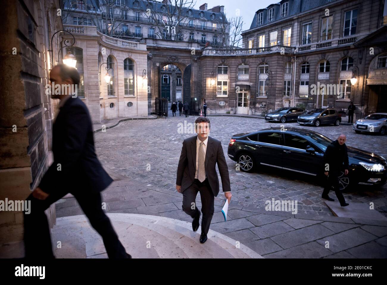 Il Ministro del Rinnovamento industriale Arnaud Montebourg arriva a una conferenza stampa per annunciare la creazione di 'Croissance Rail', un fondo di potenziamento ferroviario finanziato dalla Banca pubblica d'investimento francese BPI, presso la sede del Ministero dell'ambiente a Parigi, in Francia, il 26 novembre 2013. L'obiettivo di Croissance Rail è contribuire a rafforzare la competitività degli attori e il consolidamento dell'industria ferroviaria per promuovere la nascita di attori di dimensioni significative (ETI), promuovere l'innovazione e lo sviluppo a livello internazionale. Foto di Nicolas Messyasz/ABACAPRESS.COM Foto Stock