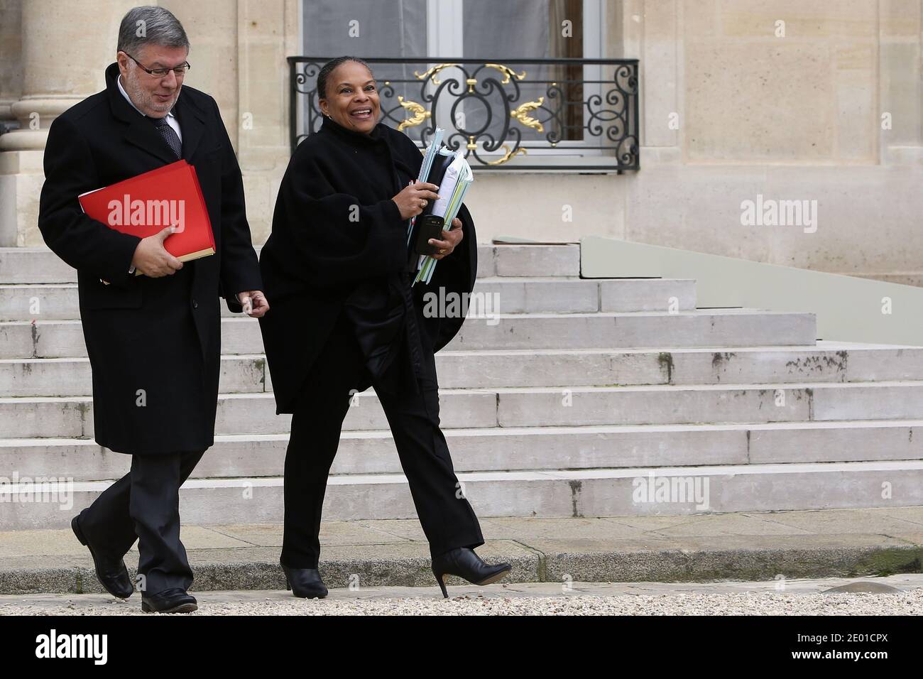 Il ministro francese responsabile delle relazioni con il Parlamento Alain Vidalies e il ministro francese della giustizia Christiane Taubira lasciano il Palazzo presidenziale Elysee dopo la riunione settimanale del gabinetto, a Parigi, in Francia, il 27 novembre 2013. Foto di Stephane Lemouton/ABACAPRESS.COM Foto Stock