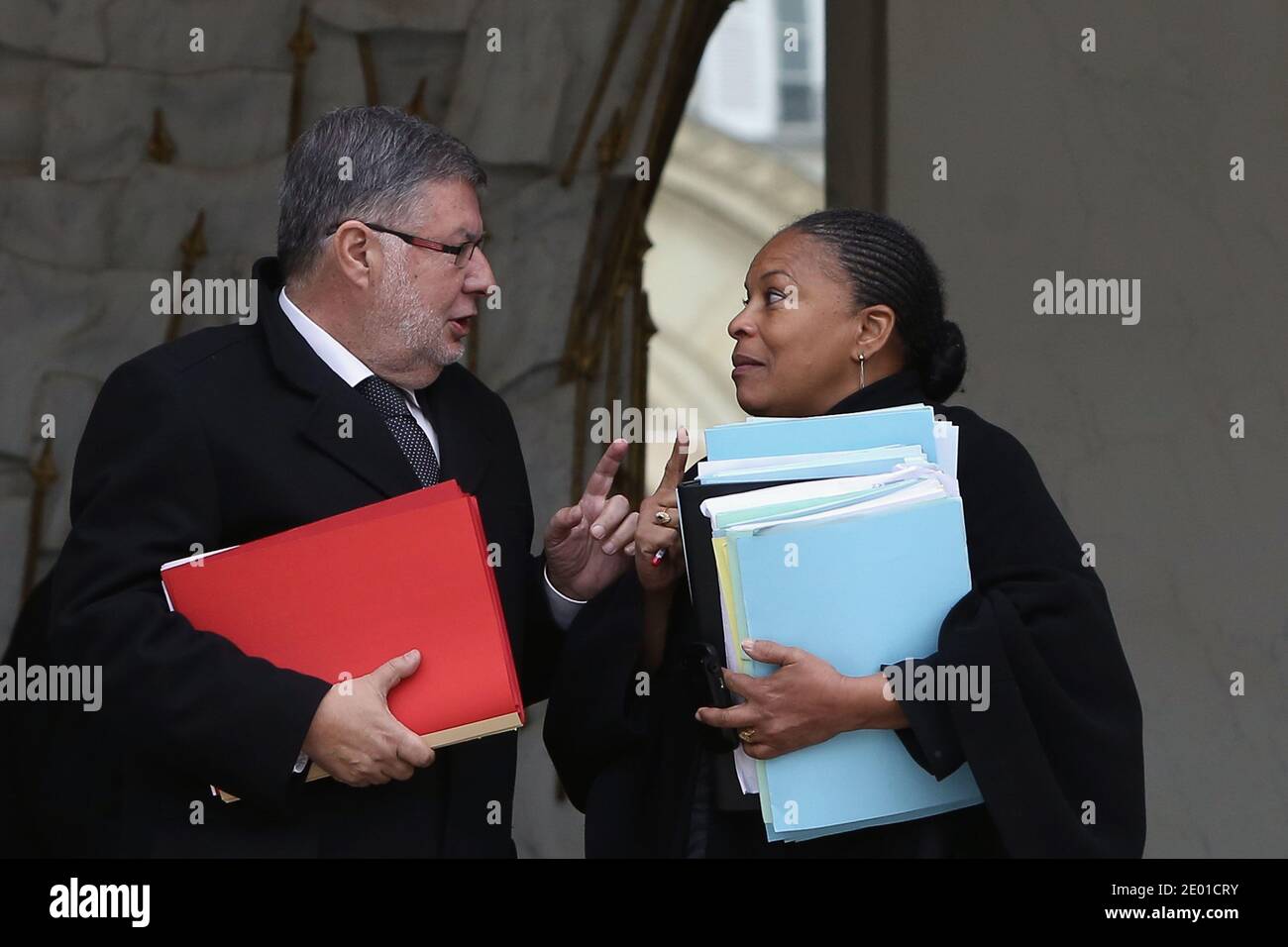Il ministro francese responsabile delle relazioni con il Parlamento Alain Vidalies e il ministro francese della giustizia Christiane Taubira lasciano il Palazzo presidenziale Elysee dopo la riunione settimanale del gabinetto, a Parigi, in Francia, il 27 novembre 2013. Foto di Stephane Lemouton/ABACAPRESS.COM Foto Stock
