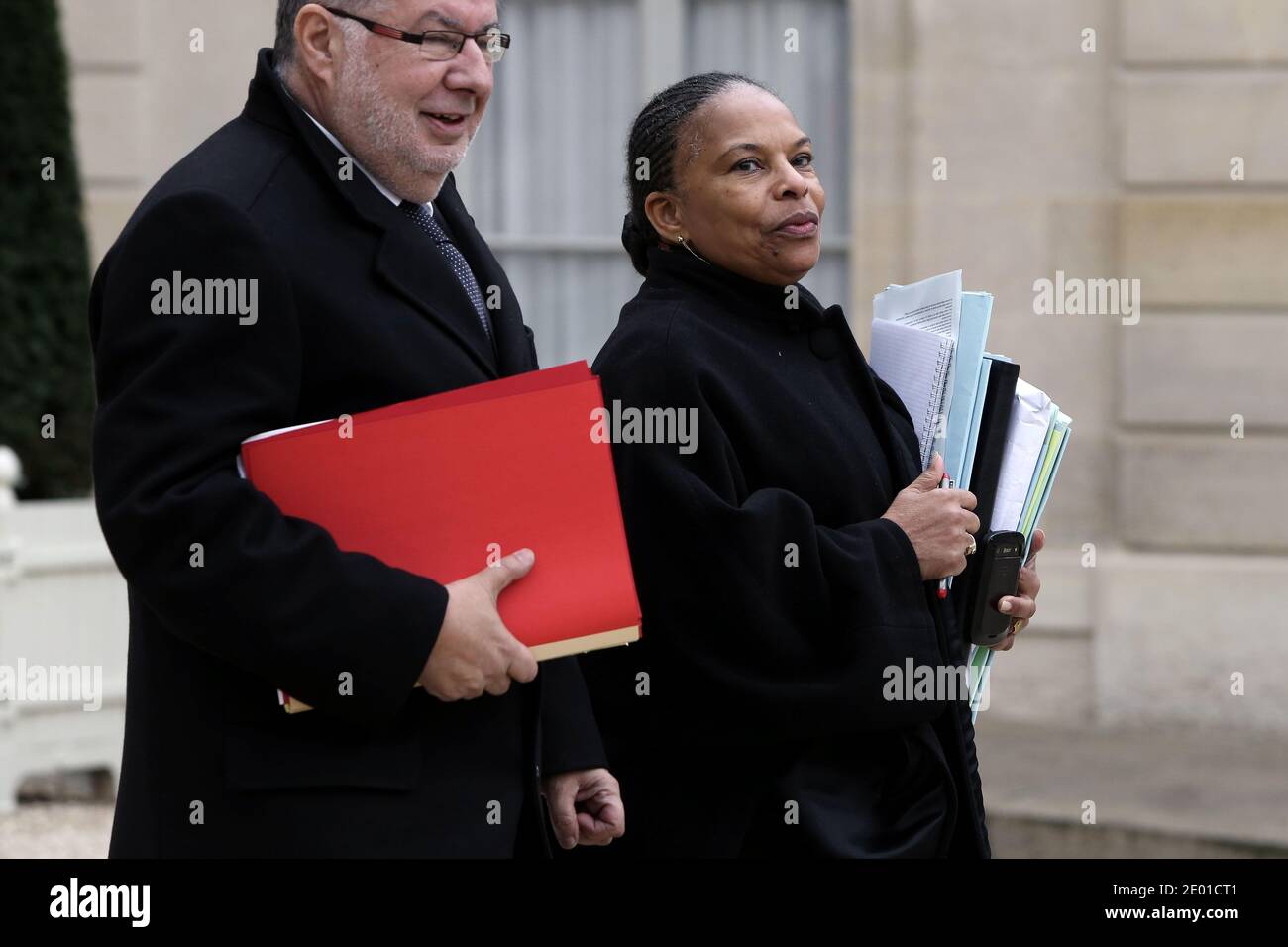 Il ministro francese responsabile delle relazioni con il Parlamento Alain Vidalies e il ministro francese della giustizia Christiane Taubira lasciano il Palazzo presidenziale Elysee dopo la riunione settimanale del gabinetto, a Parigi, in Francia, il 27 novembre 2013. Foto di Stephane Lemouton/ABACAPRESS.COM Foto Stock