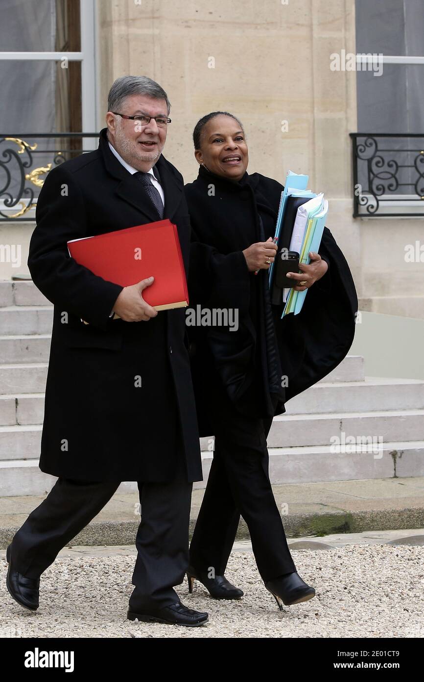 Il ministro francese responsabile delle relazioni con il Parlamento Alain Vidalies e il ministro francese della giustizia Christiane Taubira lasciano il Palazzo presidenziale Elysee dopo la riunione settimanale del gabinetto, a Parigi, in Francia, il 27 novembre 2013. Foto di Stephane Lemouton/ABACAPRESS.COM Foto Stock