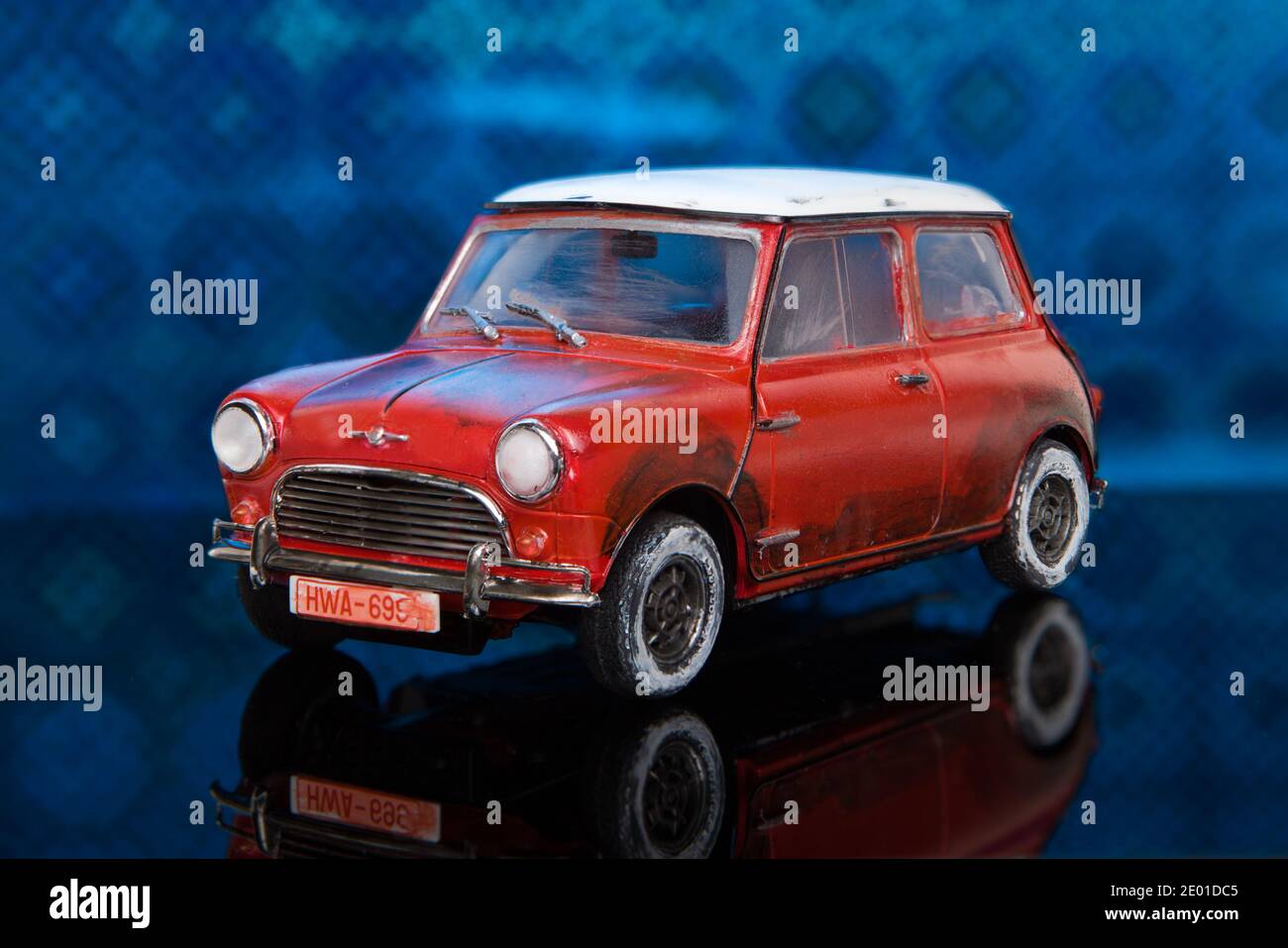 Plastica modello auto, Cooper - incollaggio della macchina giocattolo. Mini Cooper - modelleria, Foto Stock