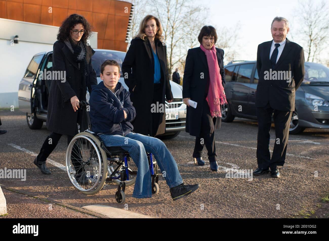 Valerie Trierweiler e Marie Arlette Carlotti incontrano quattro membri amputati Theo Curin, sua madre Stephanie, Philippe Croizon e Gerard Masson, al C.R.E.P.S di Vichy, in Francia, il 27 novembre 2013. Foto di Christophe Guibbaud/ABACAPRESS.COM Foto Stock