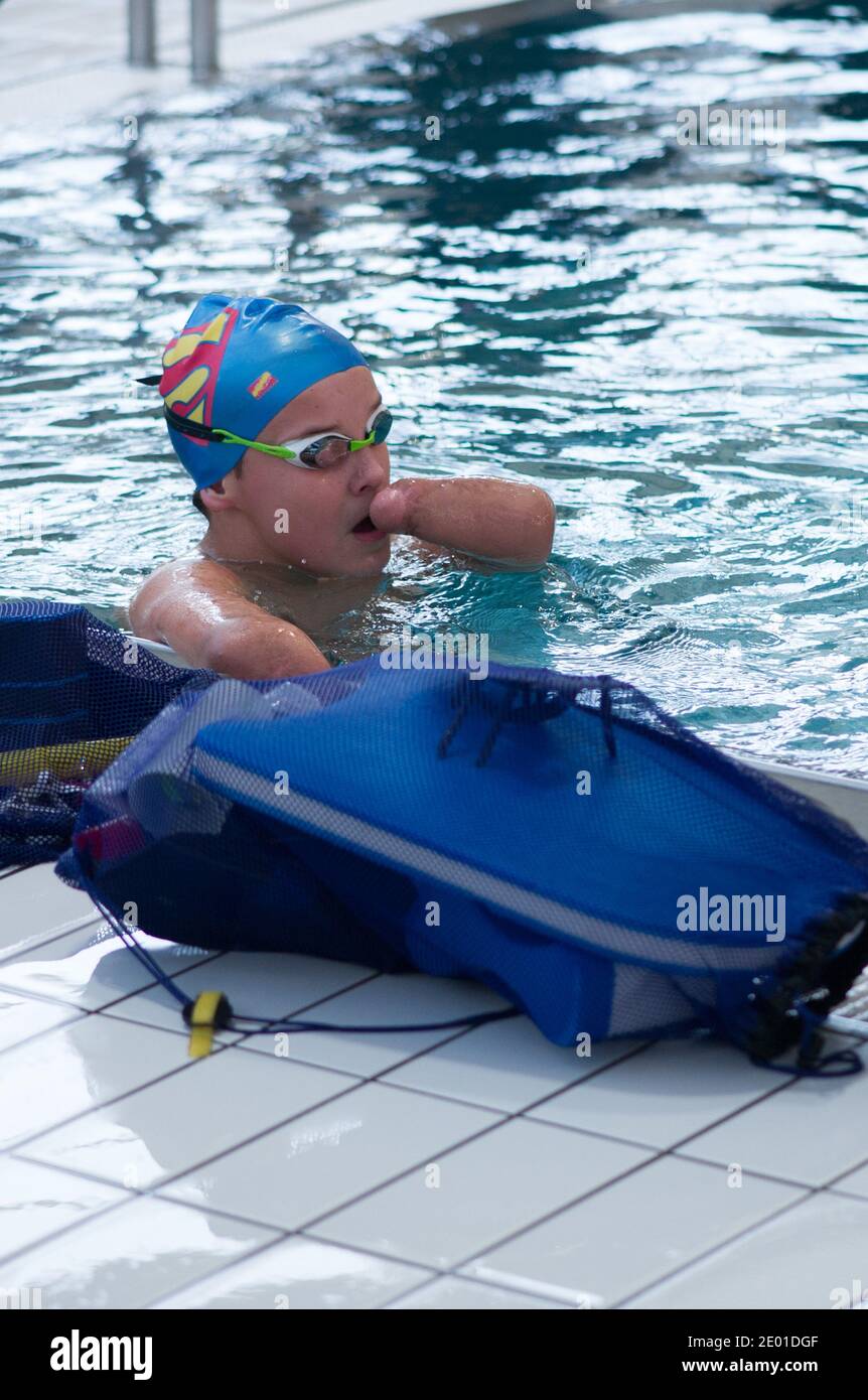 Valerie Trierweiler e Marie Arlette Carlotti incontrano quattro membri amputati Theo Curin, sua madre Stephanie, Philippe Croizon e Gerard Masson, al C.R.E.P.S di Vichy, in Francia, il 27 novembre 2013. Foto di Christophe Guibbaud/ABACAPRESS.COM Foto Stock