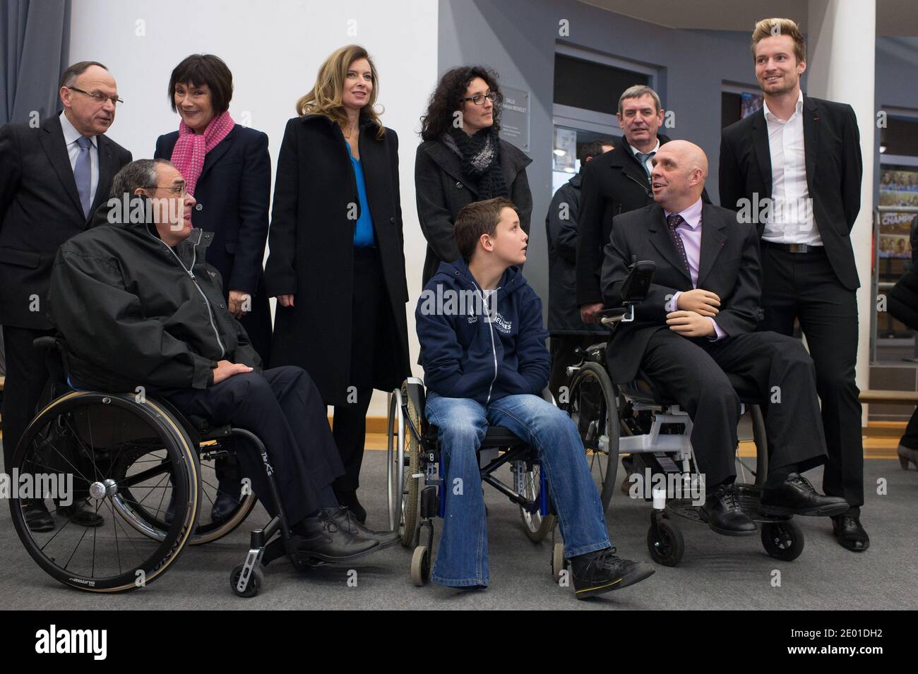 La compagna del presidente francese Valerie Trierweiler e Marie-Arlette Carlotti posa con Theo, un amputato di 13 anni a 4 arti, come parte della sua visita il 27 novembre 2013 a Vichy, Francia centrale. Theo è un titolare di sovvenzione del ramo sportivo disabili del Centro francese di competenza e prestazioni Ressource (CREPS) di Vichy Auvergne, dove si allena in nuoto. All'inizio del 2013, ha gareggiato per la prima volta nei campionati francesi di nuoto disabili. Foto di Christophe Guibbaud/ABACAPRESS.COM Foto Stock