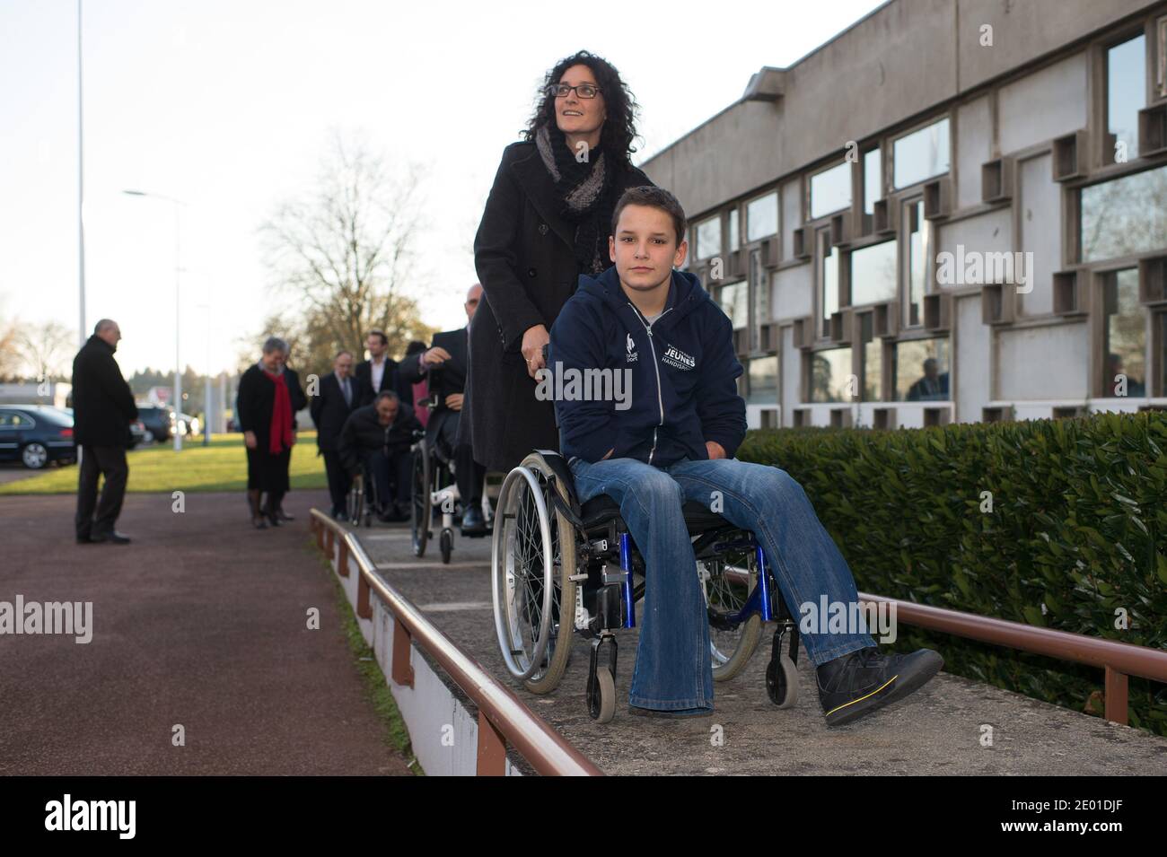Valerie Trierweiler e Marie Arlette Carlotti incontrano quattro membri amputati Theo Curin, sua madre Stephanie, Philippe Croizon e Gerard Masson, al C.R.E.P.S di Vichy, in Francia, il 27 novembre 2013. Foto di Christophe Guibbaud/ABACAPRESS.COM Foto Stock