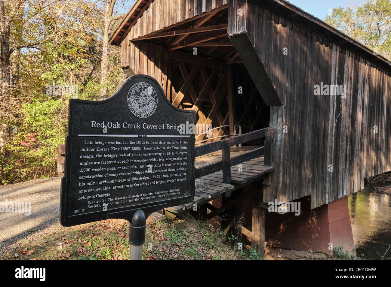 Ponte coperto di Red Oak Creek costruito da Horace King nel 1840's nella Georgia occidentale rurale, Stati Uniti. Foto Stock