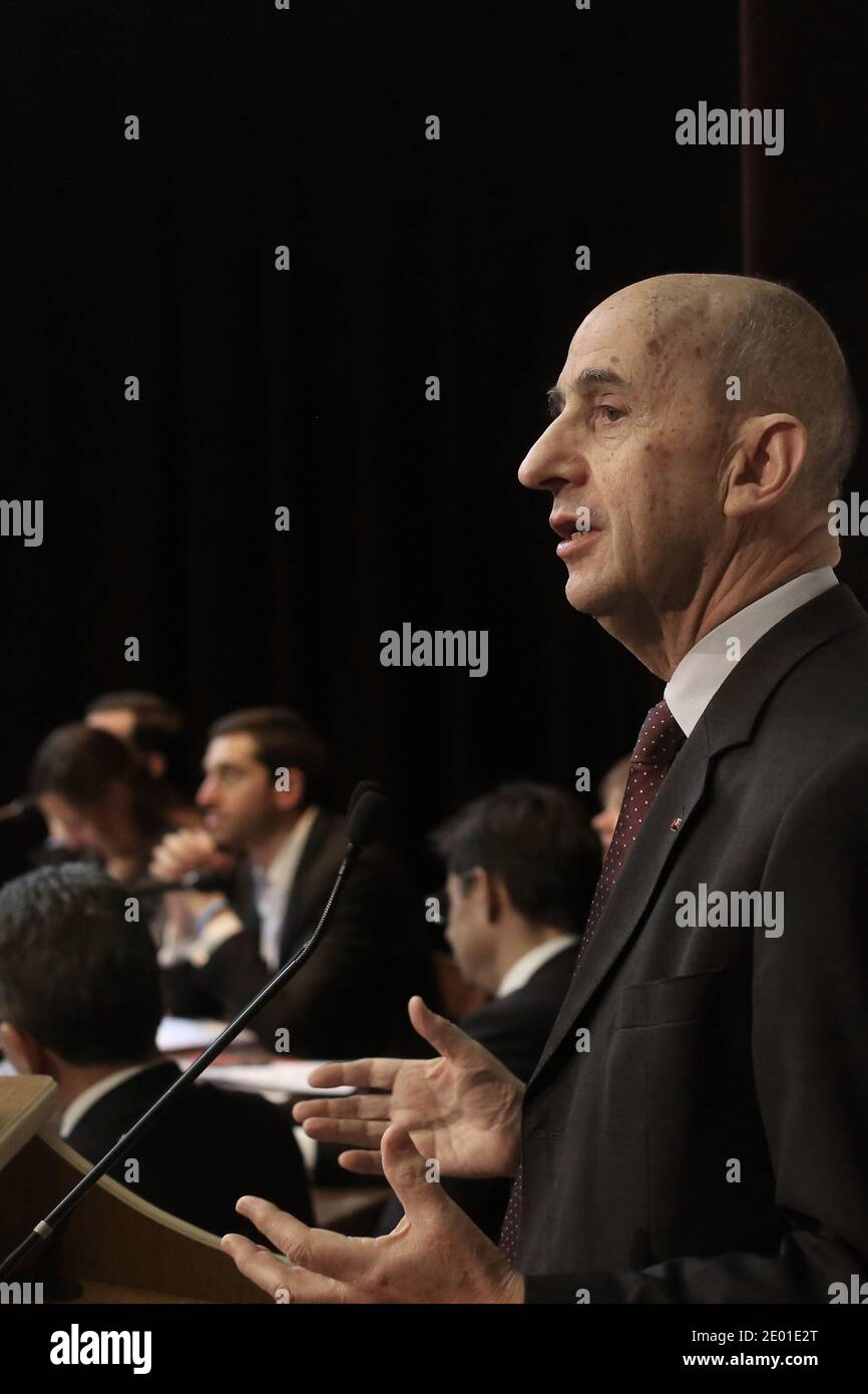 Il commissario generale per gli investimenti Louis Gallois partecipa alla Conferenza parlamentare sul grande piano di investimento tenutasi a Maison de la Chimie a Parigi, in Francia, il 28 novembre 2013. Foto di Stephane Lemouton/ABACAPRESS.COM Foto Stock
