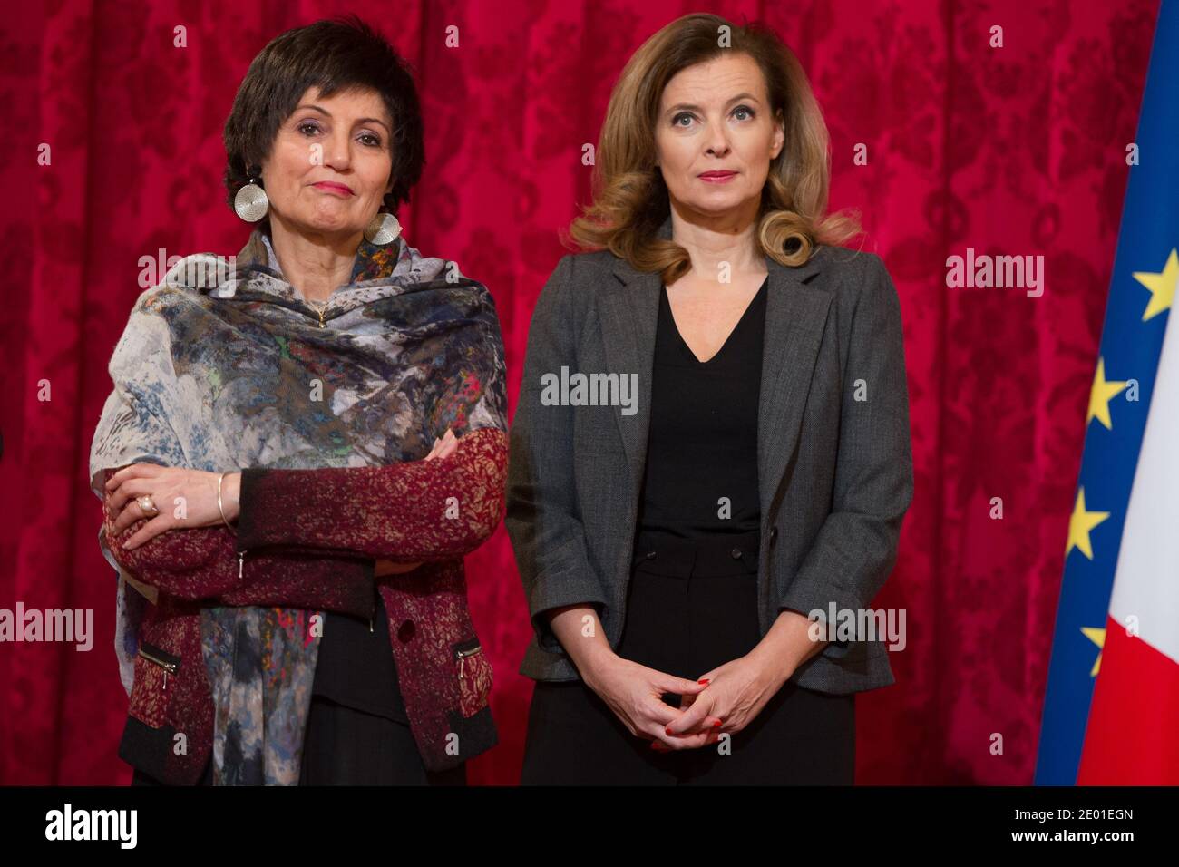 Valerie Trierweiler e Ministro Junior per i disabili Marie-Arlette Carlotti durante la cerimonia annuale di premiazione della Medaille de la Famille Francaise, presso il Palazzo Elysee di Parigi, in Francia, il 30 novembre 2013. Il premio è quello di onorare quanti con successo hanno allevato molti bambini con dignità. Foto di Nicolas Gouhier/ABACAPRESS.COM Foto Stock