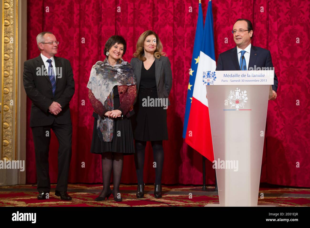 Il presidente francese Francois Hollande ha tenuto il suo discorso seguito dalla sua compagna Valerie Trierweiler e dal Ministro Junior per i disabili Marie-Arlette Carlotti durante la cerimonia annuale di premiazione della Medaille de la Famille Francaise, presso il Palazzo Elysee di Parigi, in Francia, il 30 novembre 2013. Il premio è quello di onorare quanti con successo hanno allevato molti bambini con dignità. Foto di Nicolas Gouhier/ABACAPRESS.COM Foto Stock