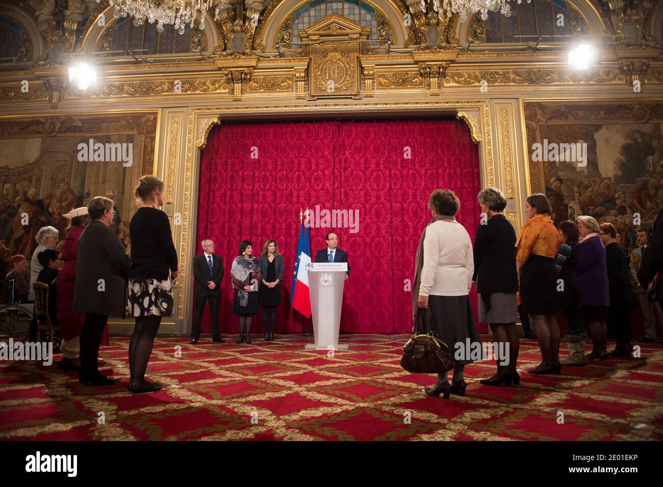 Il presidente francese Francois Hollande ha tenuto il suo discorso seguito dalla sua compagna Valerie Trierweiler e dal Ministro Junior per i disabili Marie-Arlette Carlotti durante la cerimonia annuale di premiazione della Medaille de la Famille Francaise, presso il Palazzo Elysee di Parigi, in Francia, il 30 novembre 2013. Il premio è quello di onorare quanti con successo hanno allevato molti bambini con dignità. Foto di Nicolas Gouhier/ABACAPRESS.COM Foto Stock