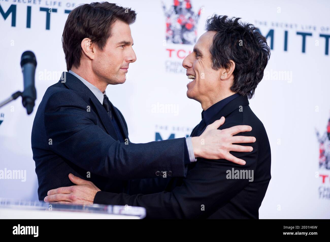 L'attore Tom Cruise è in piedi con l'attore ben Stiller mentre Stiller è onorato con una cerimonia della mano e dell'impronta al TCL Chinese Theatre a Los Angeles, CA, USA il 3 dicembre 2013. Foto di Lionel Hahn/ABACAPRESS.COM Foto Stock