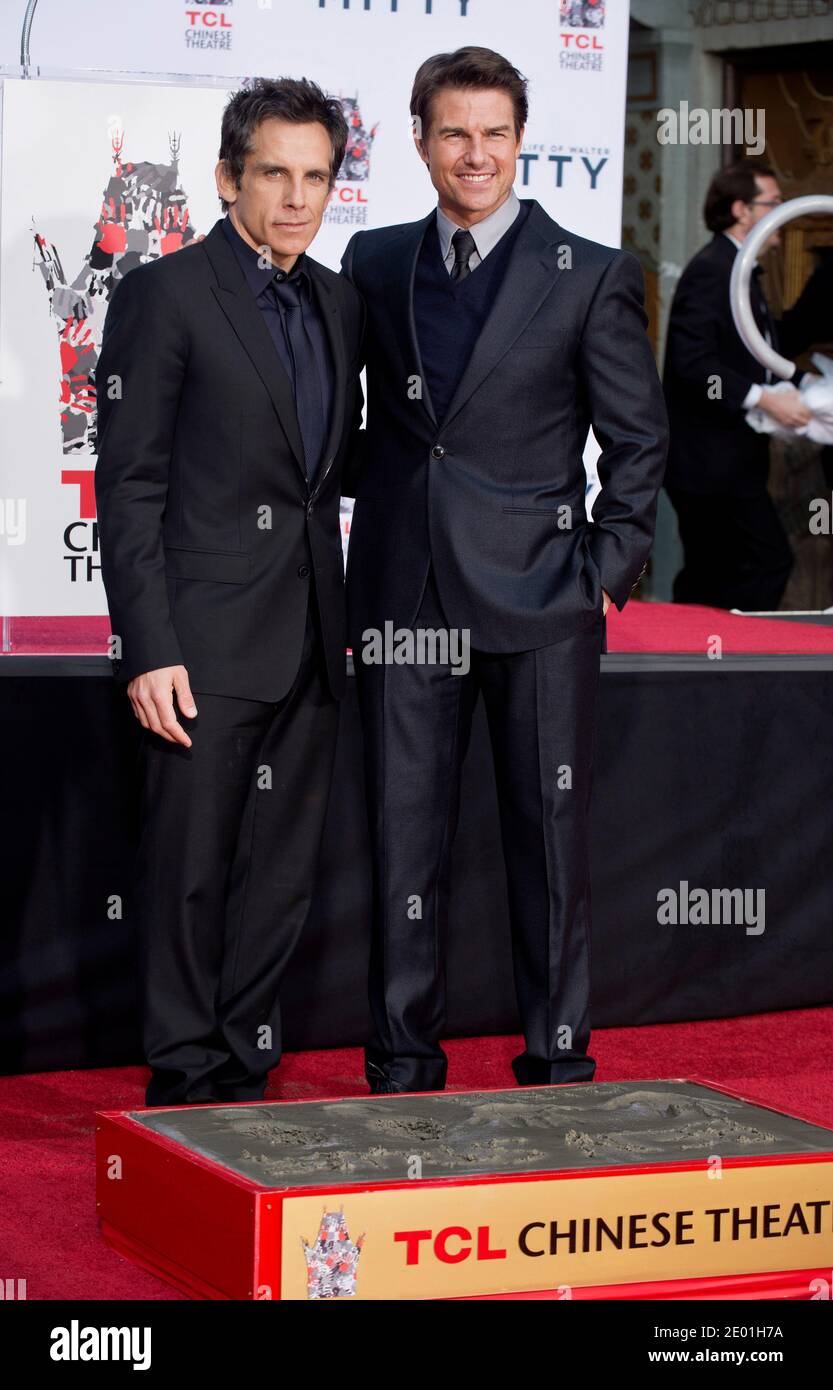 L'attore Tom Cruise è in piedi con l'attore ben Stiller mentre Stiller è onorato con una cerimonia della mano e dell'impronta al TCL Chinese Theatre a Los Angeles, CA, USA il 3 dicembre 2013. Foto di Lionel Hahn/ABACAPRESS.COM Foto Stock