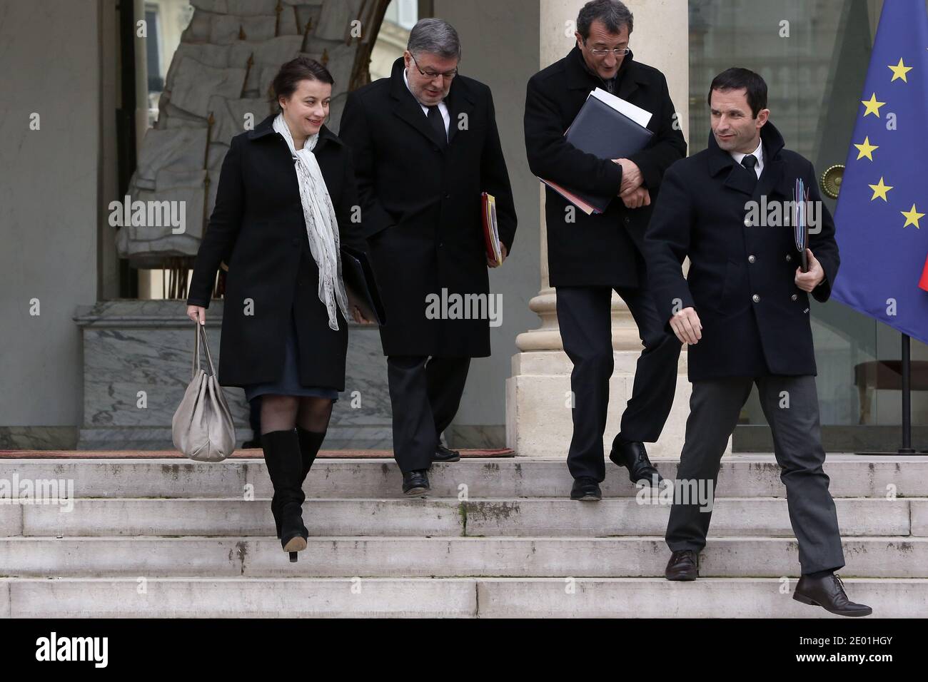 Ministro francese dell'uguaglianza territoriale e dell'edilizia abitativa Cecile Duflot, Ministro incaricato delle relazioni con il Parlamento Alain Vidalies, Ministro minore dell'economia sociale Benoit Hamon e Ministro minore delle città Francois Lamy lasciano il Palazzo presidenziale dell'Elysee dopo la riunione settimanale del gabinetto, a Parigi, in Francia, il 04 dicembre; 2013. Foto di Stephane Lemouton/ABACAPRESS.COM Foto Stock