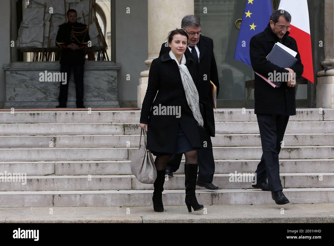 Ministro francese dell'uguaglianza territoriale e dell'edilizia abitativa Cecile Duflot, Ministro incaricato delle relazioni con il Parlamento Alain Vidalies, Ministro minore dell'economia sociale Benoit Hamon e Ministro minore delle città Francois Lamy lasciano il Palazzo presidenziale dell'Elysee dopo la riunione settimanale del gabinetto, a Parigi, in Francia, il 04 dicembre; 2013. Foto di Stephane Lemouton/ABACAPRESS.COM Foto Stock