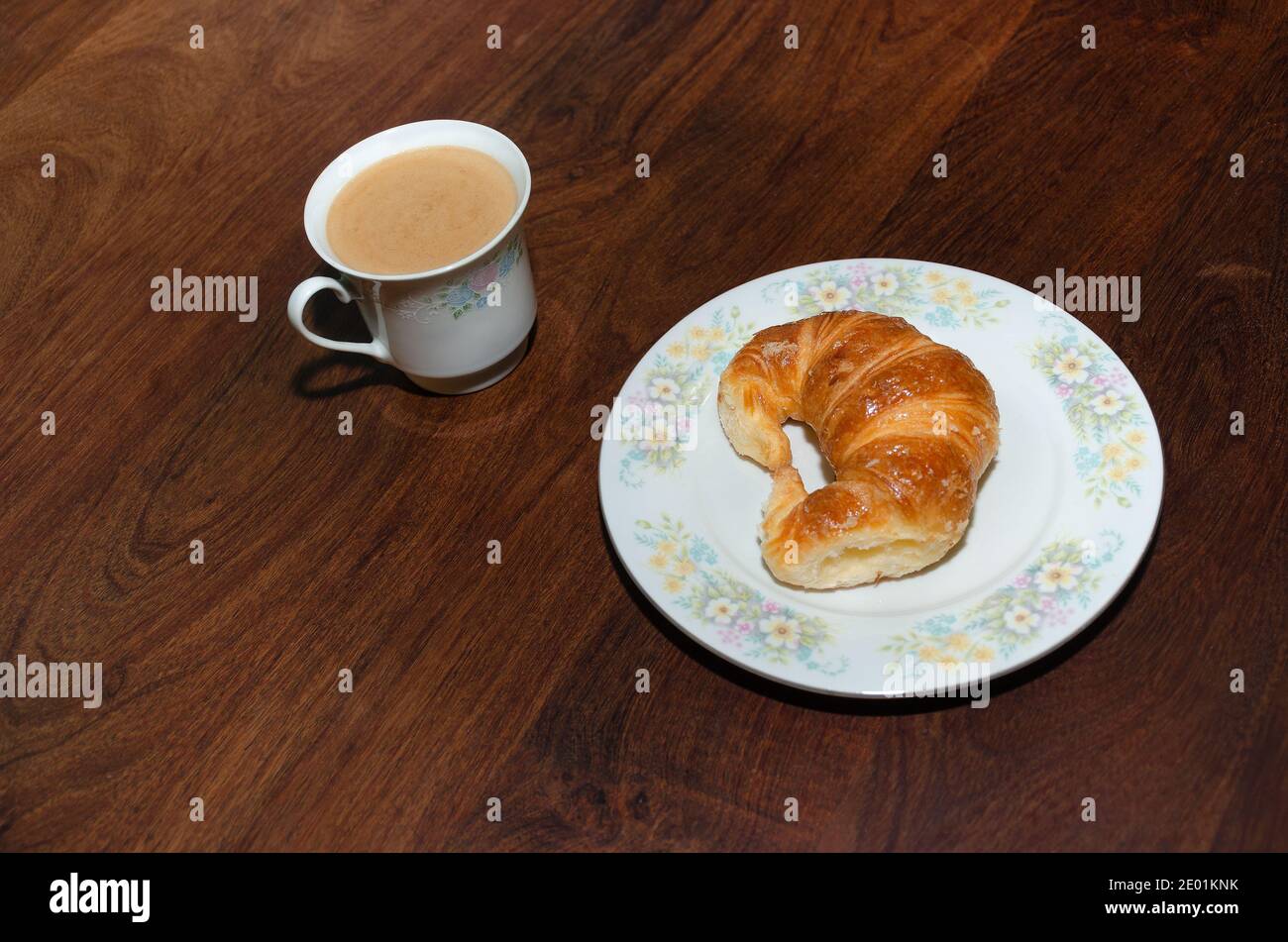 Croissant e caffè al mattino Foto Stock
