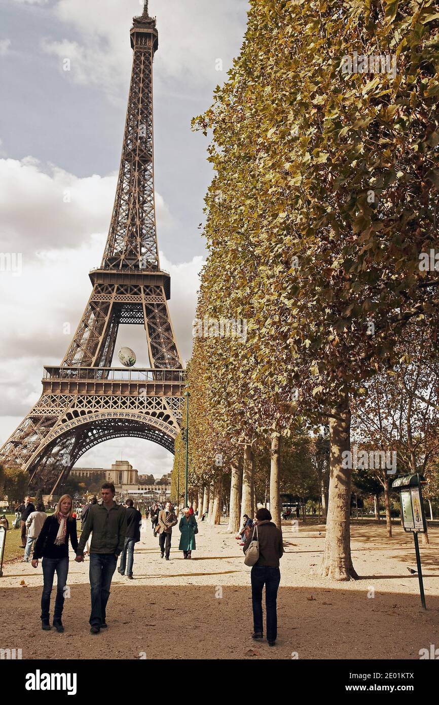 FRANCIA / IIe-de-France/Parigi/ turisti a piedi con la Tour Eiffel in lontananza. Foto Stock
