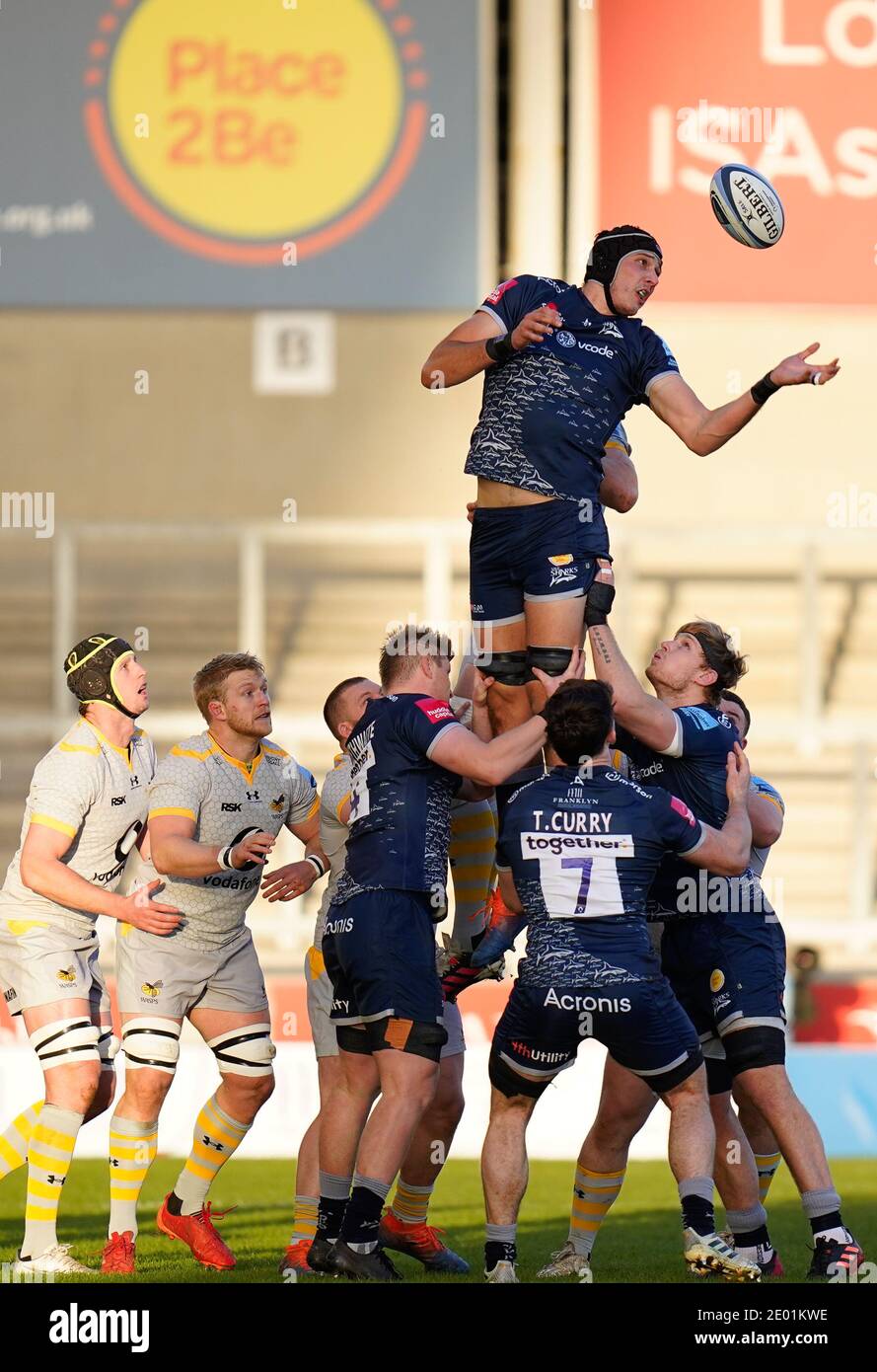 Vendita Sharks lock JP Du Preez Juggles la palla a. Una line-out durante la Gallagher Premiership Rugby Match sale Sharks -V- vespe all'AJ Bell Stadiu Foto Stock