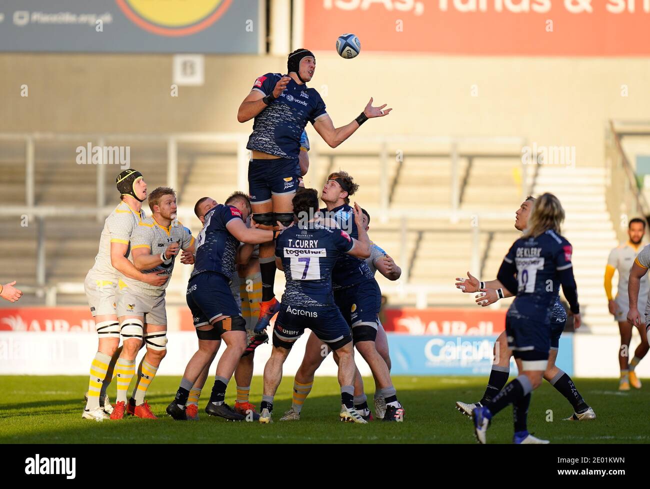 Vendita Sharks lock JP Du Preez Juggles la palla a. Una line-out durante la Gallagher Premiership Rugby Match sale Sharks -V- vespe all'AJ Bell Stadiu Foto Stock