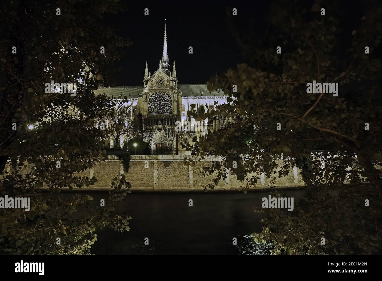 Notre Dame accanto al fiume Senna nel 2007 prima del fuoco. Foto Stock