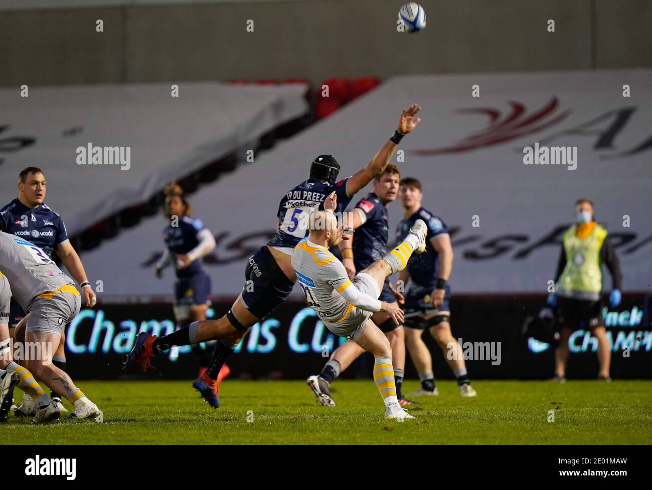 Vendita Sharks Lock JP Du Preez tende a ridurre Un calcio da Wasps Dan Robson durante la premiership Gallagher Squali in vendita per partite di rugby -V- vespe Foto Stock