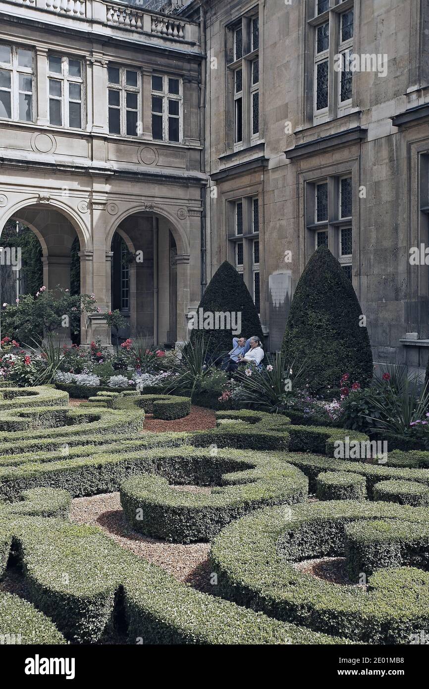 Splendidi giardini ornati del museo Carnavalet a Parigi Foto Stock