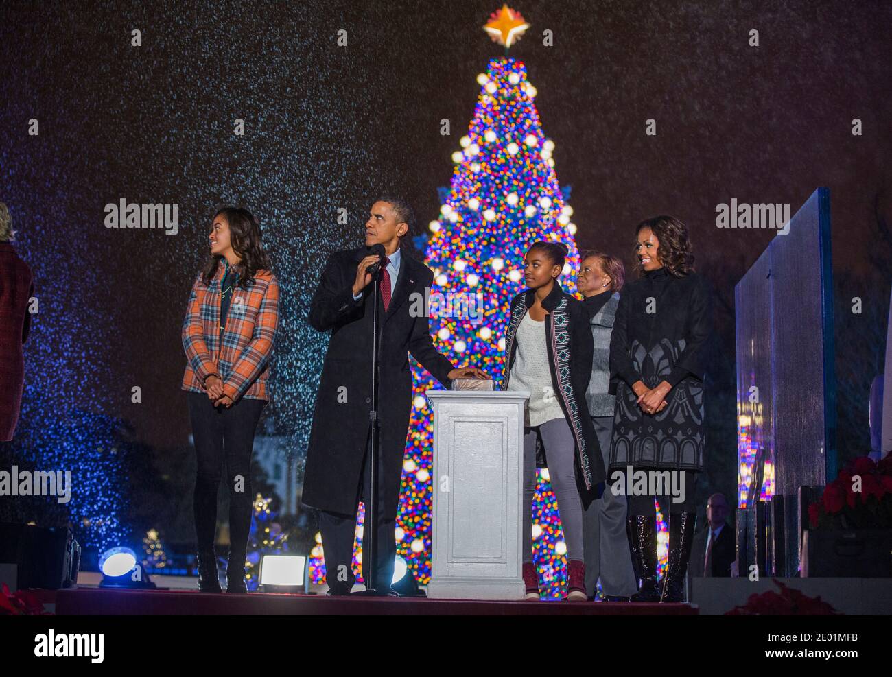 Il presidente DEGLI STATI UNITI Barack Obama (C-L) illumina l'albero di Natale nazionale con le sue figlie Malia (L) e Sasha (C), la suocera Marian Robinson (C-R) e la moglie Michelle Obama (R) durante la 91esima cerimonia nazionale di illuminazione dell'albero di Natale sull'Ellipse a sud della Casa Bianca a Washington, DC, USA, 06 dicembre 2013. L'illuminazione dell'albero è una tradizione annuale alla quale partecipano il Presidente degli Stati Uniti e la prima Famiglia. Il presidente Calvin Coolidge ha acceso il primo albero di Natale nazionale, un abete balsamo di 48 piedi, nel 1923. Foto di Jim lo Scalzo/piscina/ABACAPRESS.COM Foto Stock