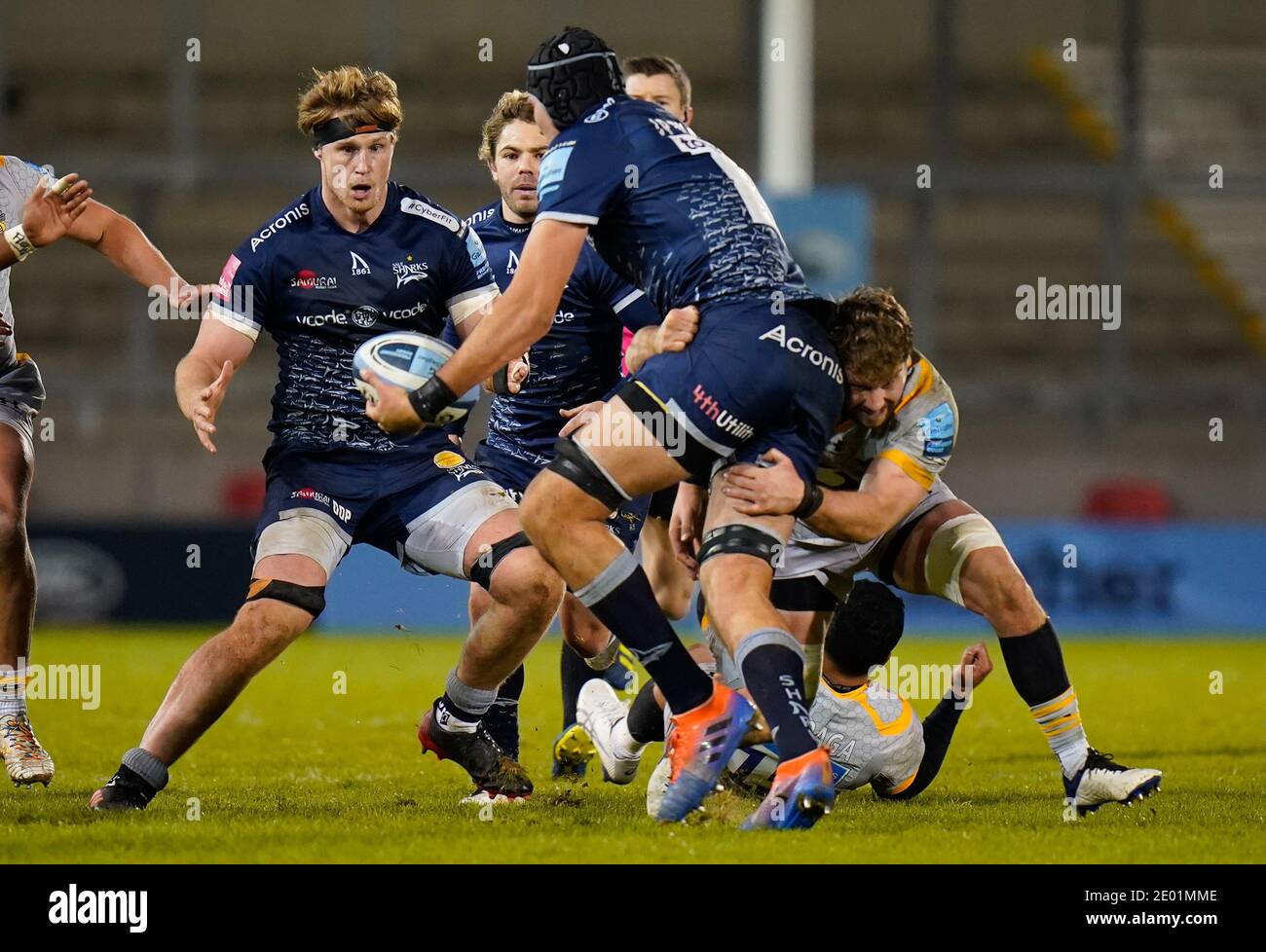 Vendita Sharks Lock JP Du Preez offloads per vendere gli squali No.8 Dan Du Preez durante la partita di rugby della Gallagher Premiership Vendita squali -V- vespe all'AJ B Foto Stock