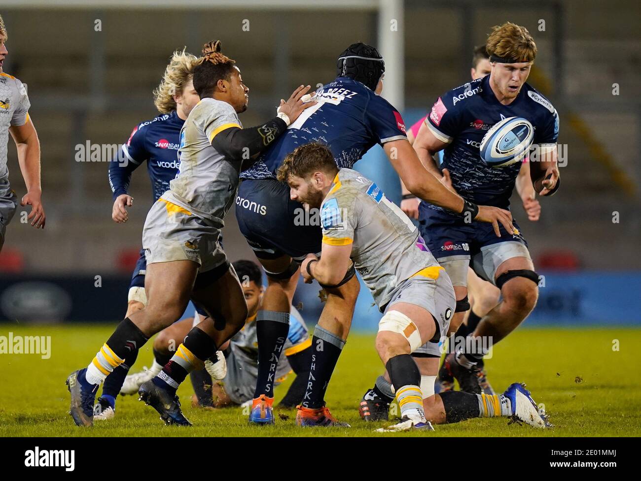 Vendita Sharks Lock JP Du Preez offloads per vendere gli squali No.8 Dan Du Preez durante la partita di rugby della Gallagher Premiership Vendita squali -V- vespe all'AJ B Foto Stock