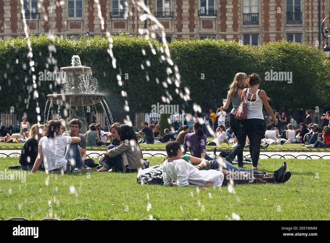 FRANCIA / IIe-de-France/Paris/ le Marais /People relax su prati verdi della famosa Place des Vosges . Foto Stock