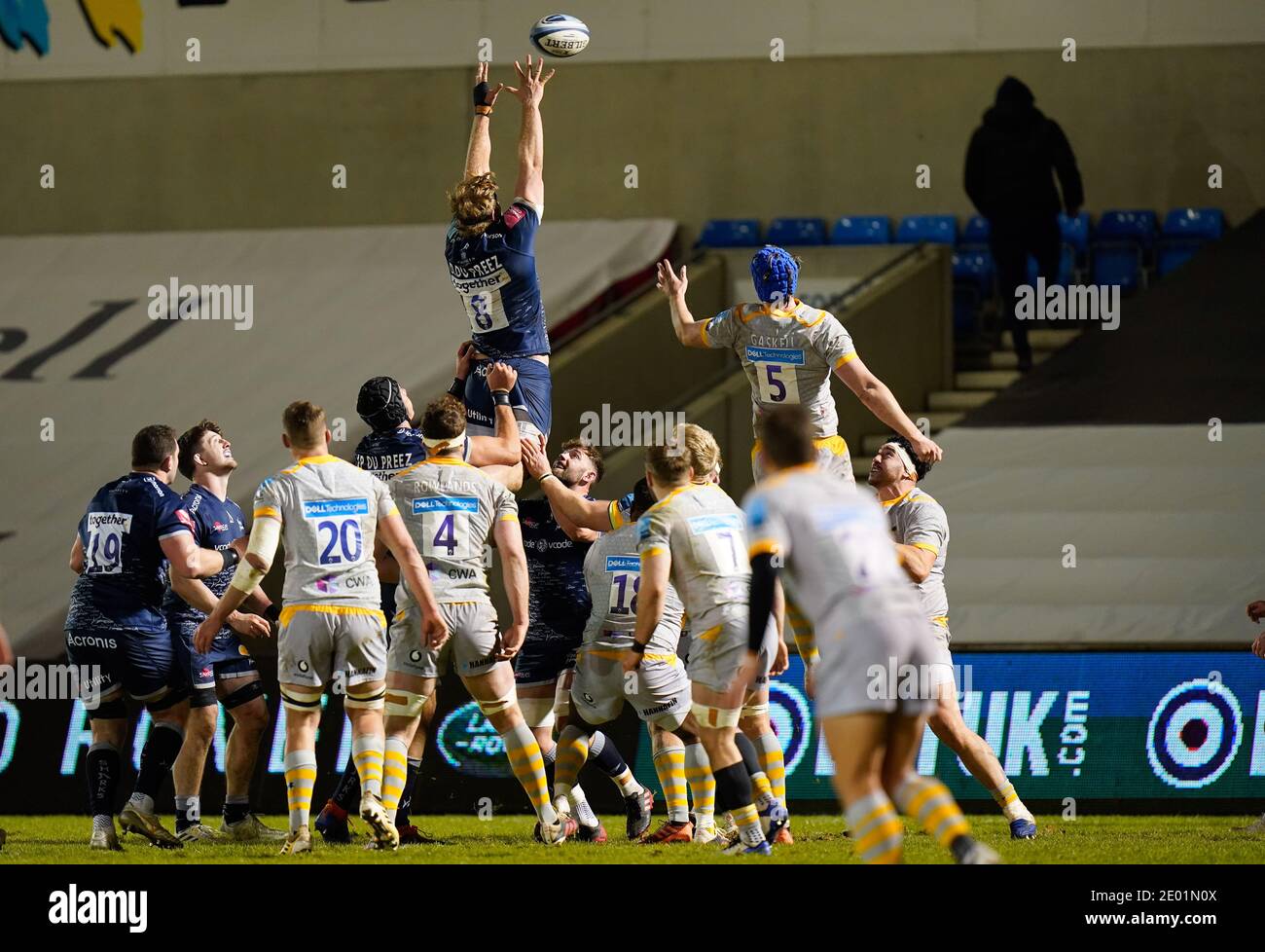 Vendita Sharks No.8 Dan Du Preez prende una line-out durante la Gallagher Premiership Rugby match sale Sharks -V- Wasps all'AJ Bell Stadium, Greater Man Foto Stock