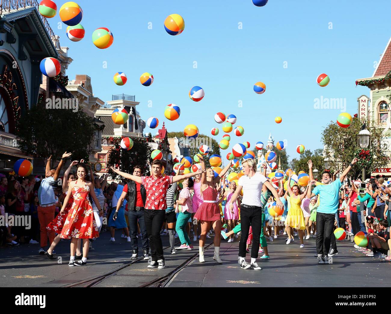 Ross Lynch, Maia Mitchell e il cast del famoso Disney Channel Original Movie, 'Teen Beach Movie' suonano un medley di canzoni durante un taping per lo speciale televisivo 'Digney Parks Christmas Day Parade' a Disneyland ad Anaheim, CA, USA il 10 novembre 2013. 'Dney Parks Christmas Day Parade' arie Dicembre 25 su ABC. Foto di Paul Hiffmeyer/Disney Handout/ABACAPRESS.COM Foto Stock