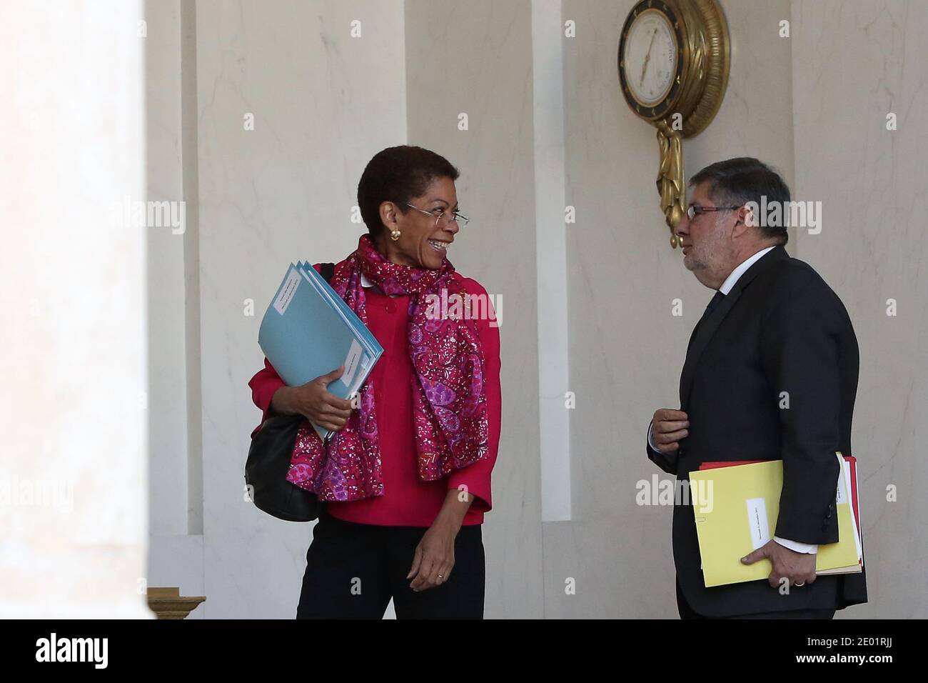 Il ministro francese per il successo educativo George Pau-Langevin e il ministro responsabile delle relazioni con il Parlamento Alain Vidalies lasciano il palazzo presidenziale Elysee dopo la riunione settimanale del gabinetto, a Parigi, in Francia, il 11 dicembre 2013. Foto di Stephane Lemouton/ABACAPRESS.COM Foto Stock