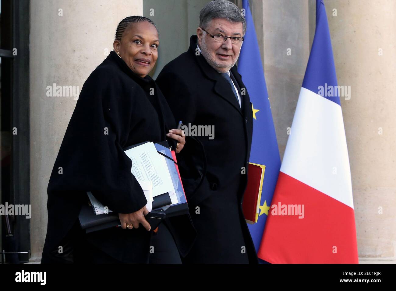 Il ministro francese della Giustizia Christiane Taubira e il ministro responsabile delle relazioni con il Parlamento Alain Vidalies lasciano il Palazzo presidenziale Elysee dopo la riunione settimanale del gabinetto, a Parigi, in Francia, il 11 dicembre 2013. Foto di Stephane Lemouton/ABACAPRESS.COM Foto Stock