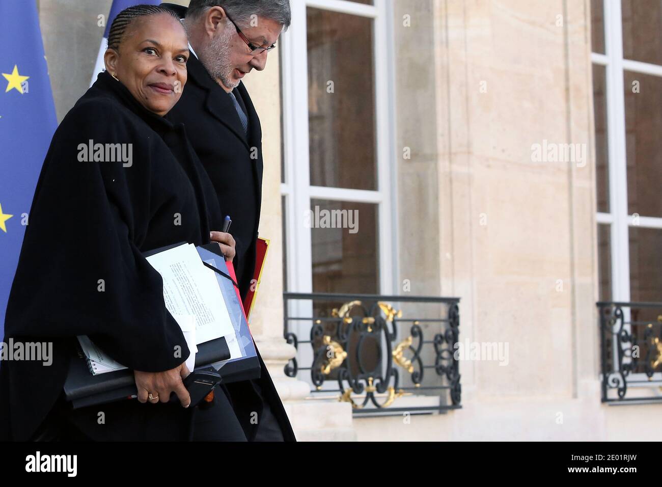 Il ministro francese della Giustizia Christiane Taubira e il ministro responsabile delle relazioni con il Parlamento Alain Vidalies lasciano il Palazzo presidenziale Elysee dopo la riunione settimanale del gabinetto, a Parigi, in Francia, il 11 dicembre 2013. Foto di Stephane Lemouton/ABACAPRESS.COM Foto Stock