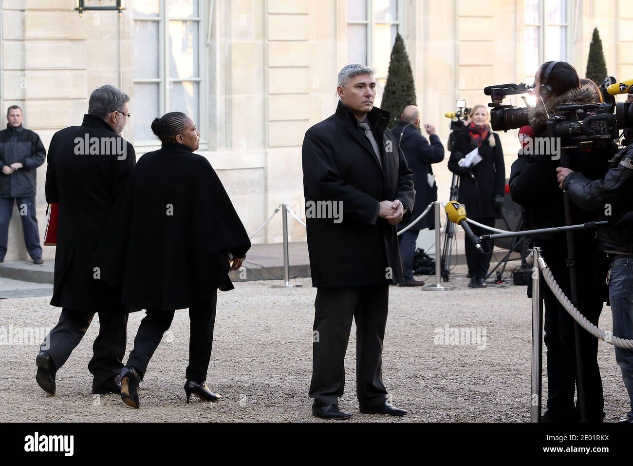 Il ministro francese della Giustizia Christiane Taubira e il ministro responsabile delle relazioni con il Parlamento Alain Vidalies lasciano il Palazzo presidenziale Elysee dopo la riunione settimanale del gabinetto, a Parigi, in Francia, il 11 dicembre 2013. Foto di Stephane Lemouton/ABACAPRESS.COM Foto Stock