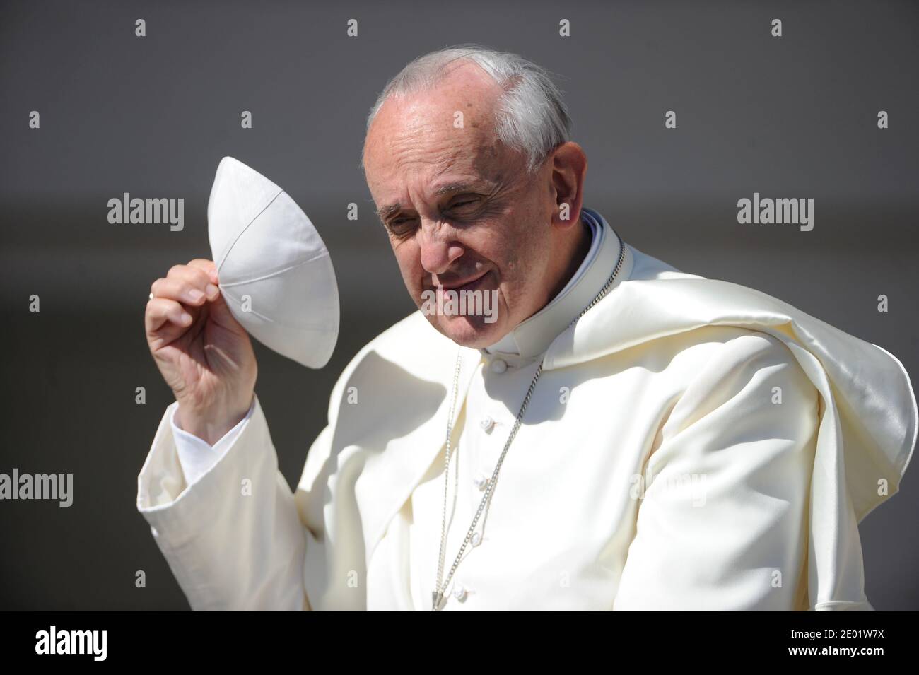Papa Francesco guida l'udienza generale settimanale in Piazza San Pietro in Vaticano il 4 settembre 2013. Papa Francesco è stato nominato persona dell'anno dalla rivista Time. Durante i suoi nove mesi di mandato, il Papa aveva tirato 'il papato fuori dal palazzo e nelle strade', ha detto l'editore Nancy Gibbs. Foto di Eric Vandeville/ABACAPRESS.COM Foto Stock