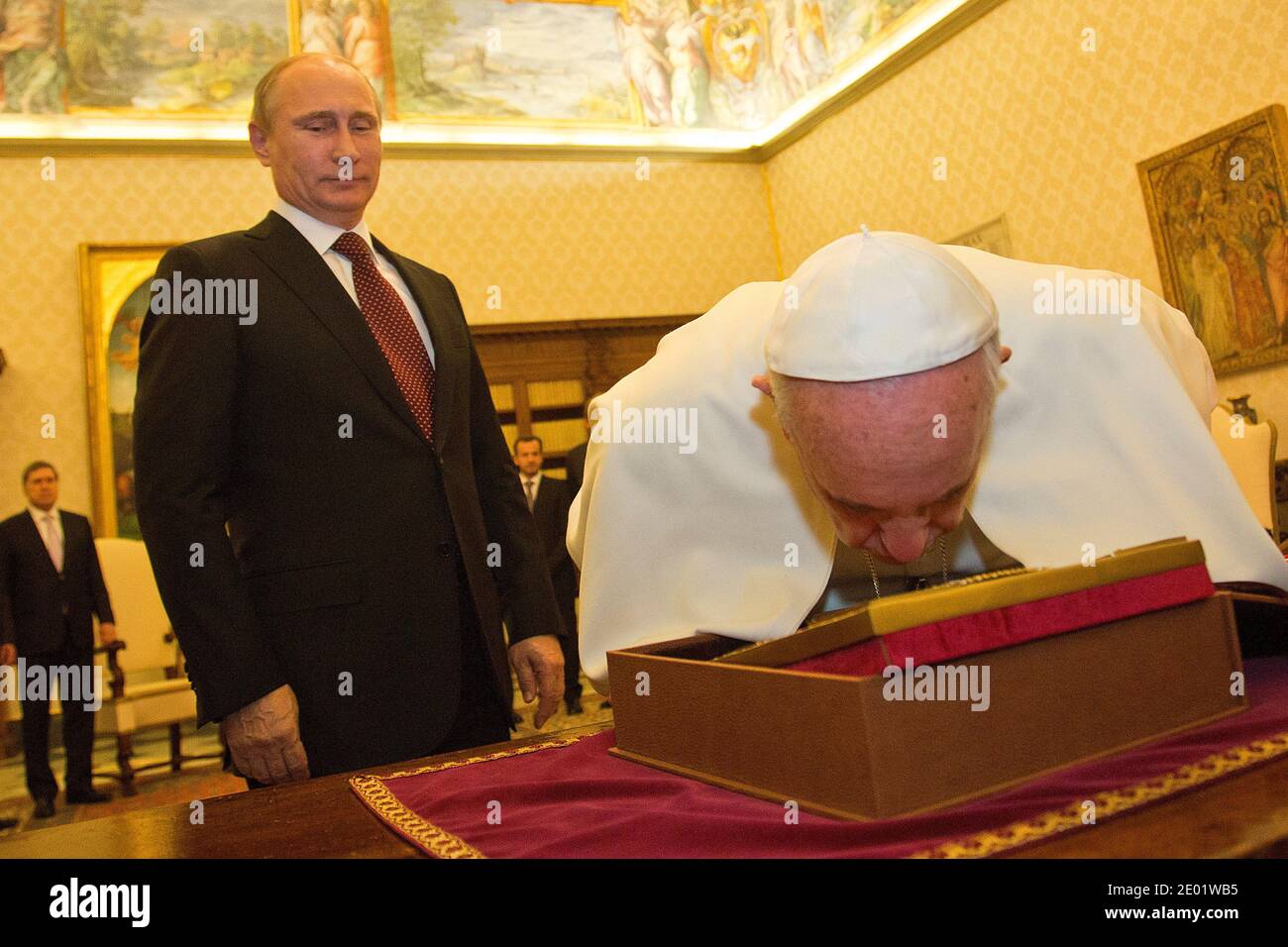 Papa Francesco ha incontrato il presidente russo Vladimir Putin durante un'udienza privata in Vaticano il 25 novembre 2013. Papa Francesco è stato nominato persona dell'anno dalla rivista Time. Durante i suoi nove mesi di mandato, il Papa aveva tirato 'il papato fuori dal palazzo e nelle strade', ha detto l'editore Nancy Gibbs. Foto di ABACAPRESS.COM Foto Stock